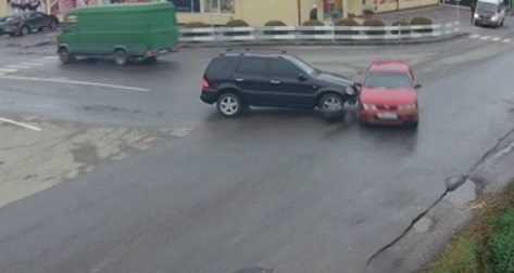 У Виноградові на роздоріжжі в "Мерседес" врізався легковик (ВІДЕО)