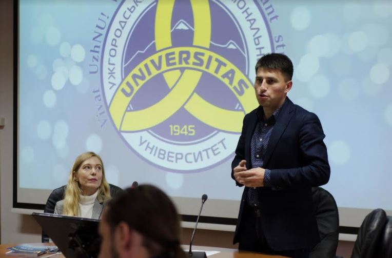 В Ужгороді за "круглим столом" презентували історичний клуб "Карпатська Україна" (ФОТО) 
