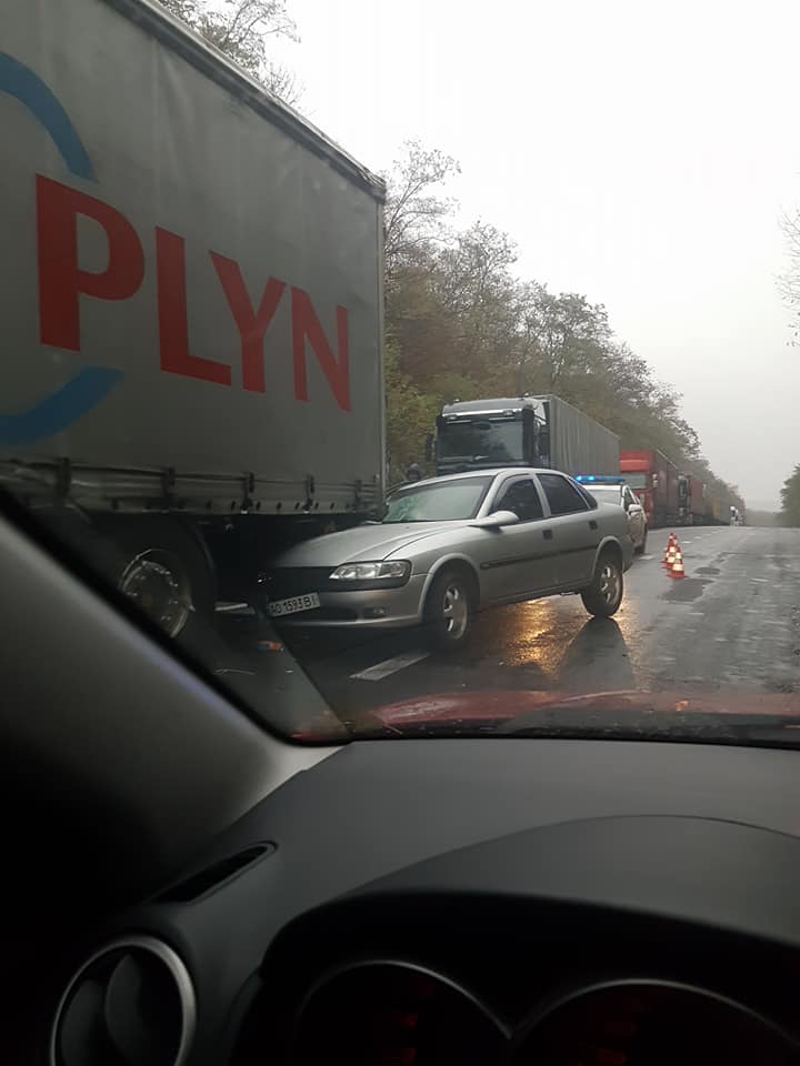На під'їзді до українського-словацького кордону в Ужгороді легковик влетів у каміон з черги вантажівок (ФОТО)