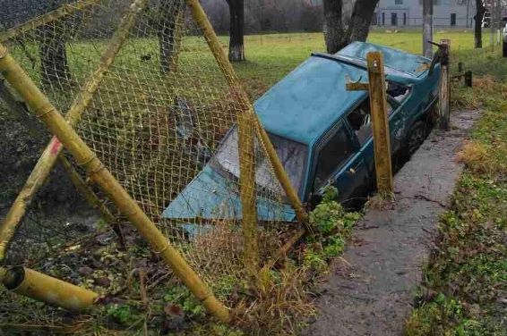 На Тячівщині ВАЗ, втративши керування та з'їжджаючи в кювет, травмував неповнолітню дівчину