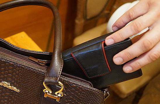 У Львові мешканця Берегова затримали на кишеньковій крадіжці