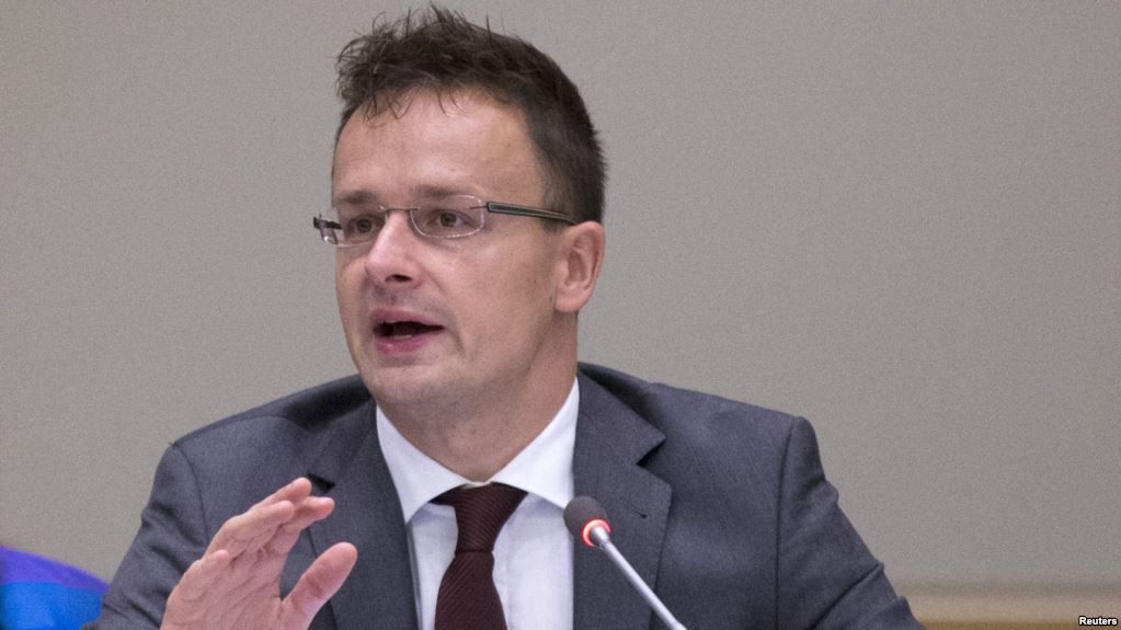 Посла України викликали до МЗС Угорщини через зняття угорського прапора в українському Берегові