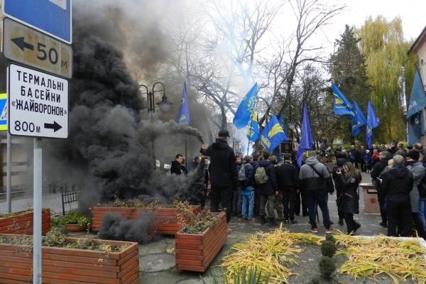 Мер Берегова вважає, що "Свобода" мала на меті залякати містян і заявлятиме в поліцію через зняття угорського прапора