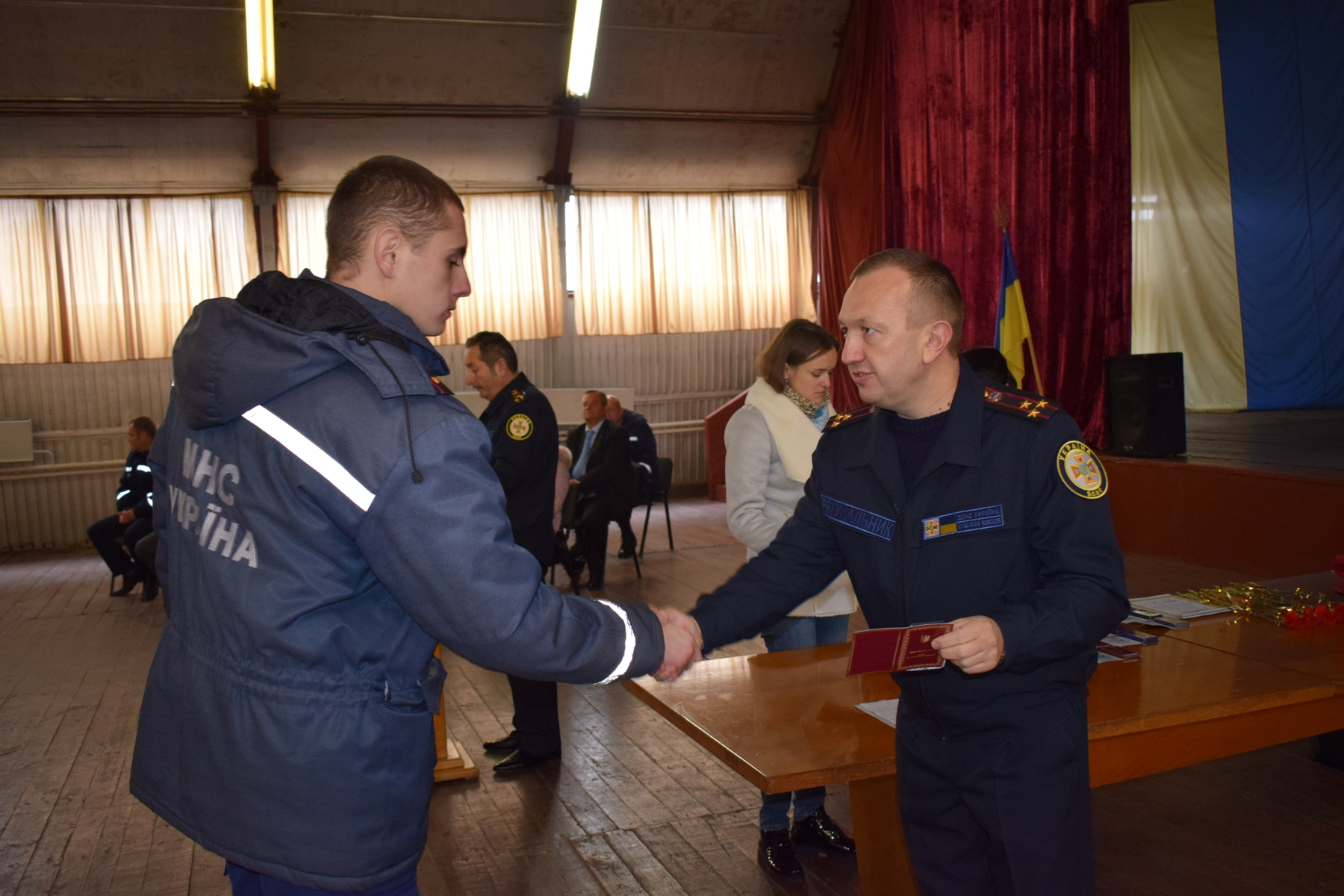 До 12-річчя з дня створення аварійно-рятувальному загону в Ужгороді подарували човен і гідрокостюм (ФОТО) 