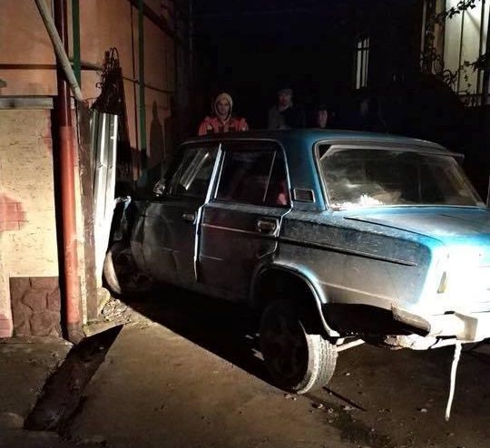 У Великих Лучах на Мукачівщині ВАЗ влетів у ворота будинку і пошкодив газову трубу (ФОТО)