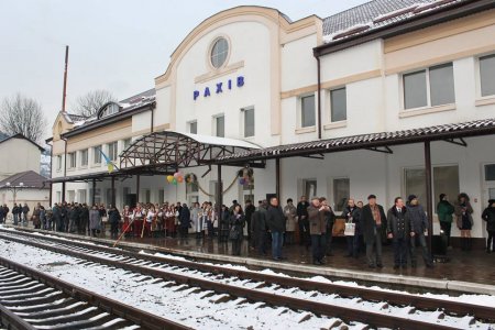 У закарпатському Рахові перший потяг з Харкова зустрічали гуцули з трембітами (ФОТО, ВІДЕО)