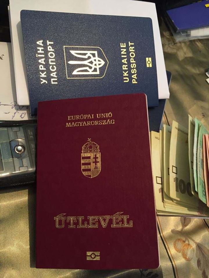 На Закарпатті правоохоронці вилучають документи в обласному архіві у контексті сприяння в отриманні подвійного громадянства