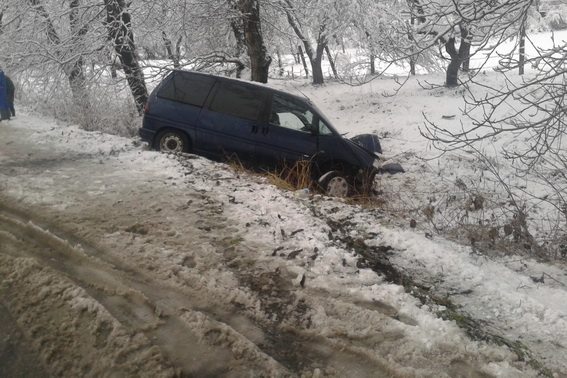 В автоаварії на Великоберезнянщини загинула матір, двоє її дітей та ще один пасажир – на дообстеженні (ФОТО)