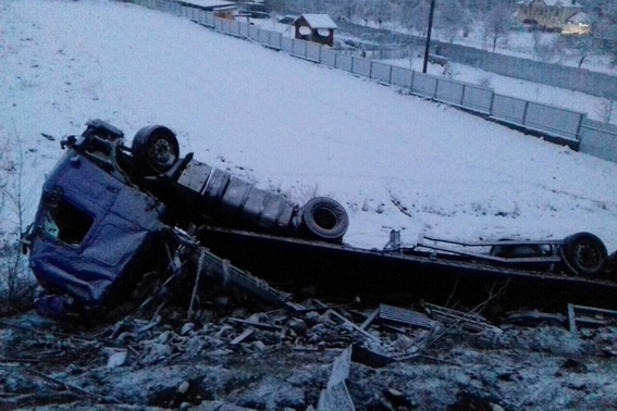 На Свалявщині в кювет перекинулася фура з пивом: водій із напарником були п'яні