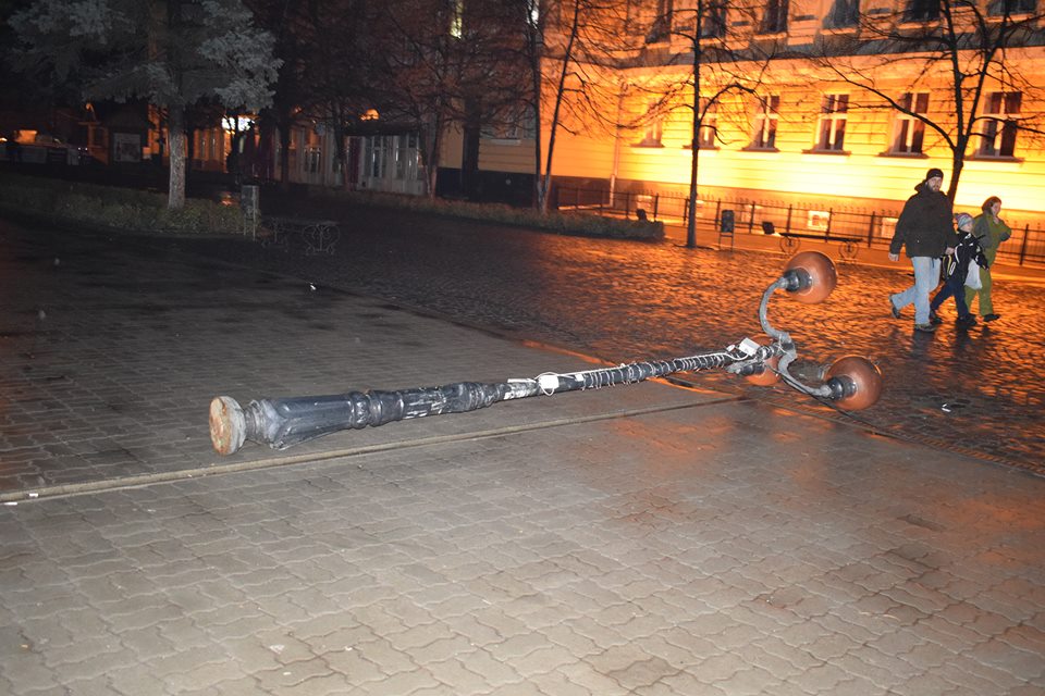 У центрі Берегова невідомий позбивав ліхтарні стовпи (ФОТО)