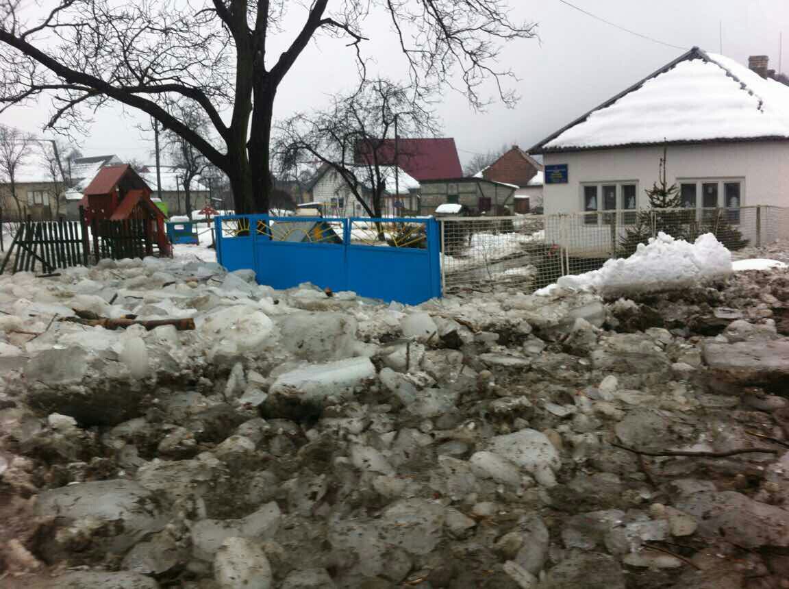 У Броньці на Іршавщині річка принесла кригу на вулиці і обійстя (ФОТО, ВІДЕО)