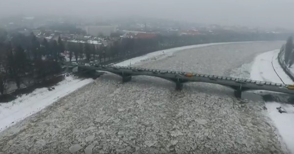 Потужний льодохід перетворив Уж на стрімку "брилонаповнену" ріку (ВІДЕО)