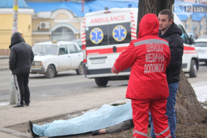 В Ужгороді посеред вулиці раптово помер літній чоловік (ФОТО)