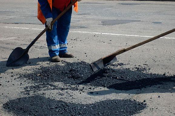 В Ужгороді ямково поремонтують найбільш жваві вулиці