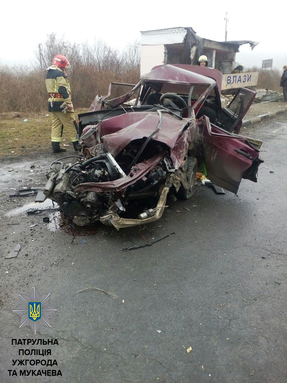 Неподалік Великих Лаз на Ужгородщині ВАЗ влетів в автобусну зупинку, водія забрала "швидка" (ФОТО)