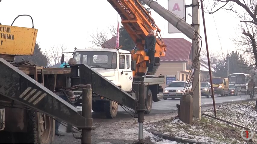 У Мукачеві ВАЗ врізався у бетонний стовп і зламав його навпіл (ВІДЕО)