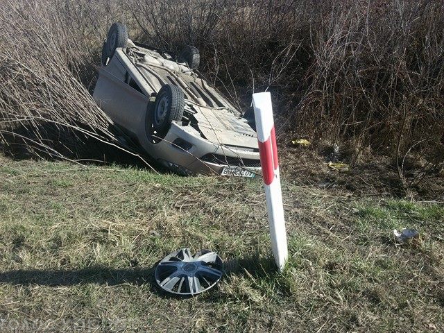 На в'їзді в Ужгород авто злетіло з дороги й перекинулося на дах (ФОТО)