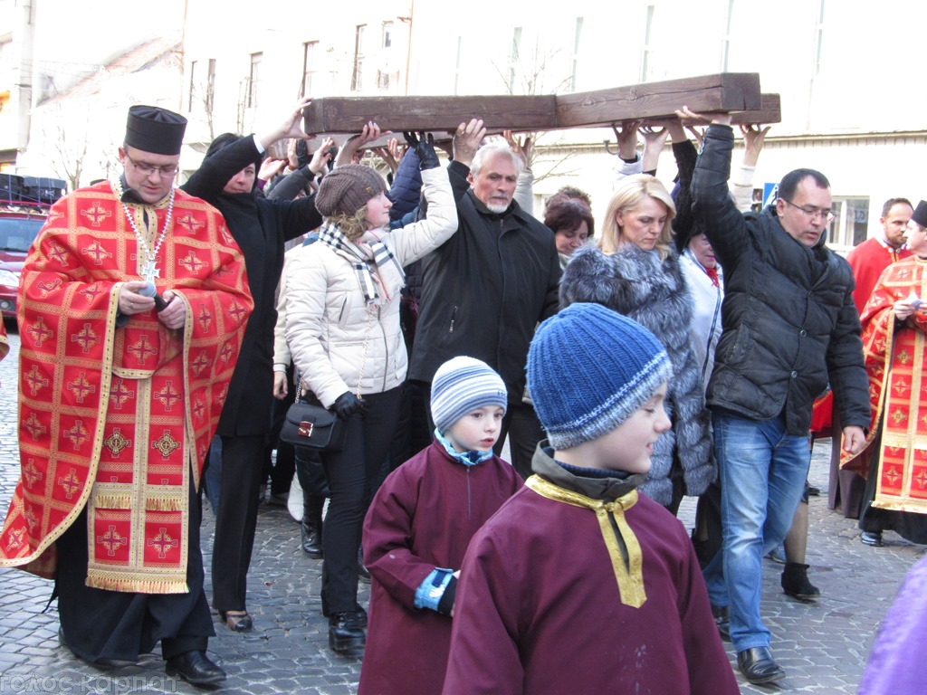 У Мукачеві відбулася традиційна "Хресна дорога" (ФОТО)