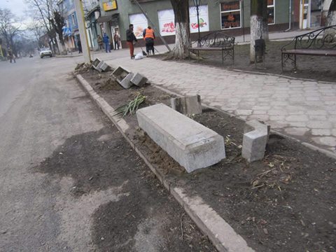 ФОТОФАКТ. Вночі вандали поперевертали бетонні клумби в центральному скверику Перечина