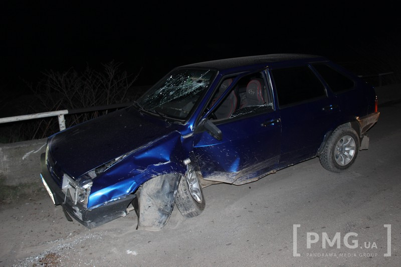 У Мукачеві неподалік замку "дев'ятка" врізалась у прешкоду (ФОТО)