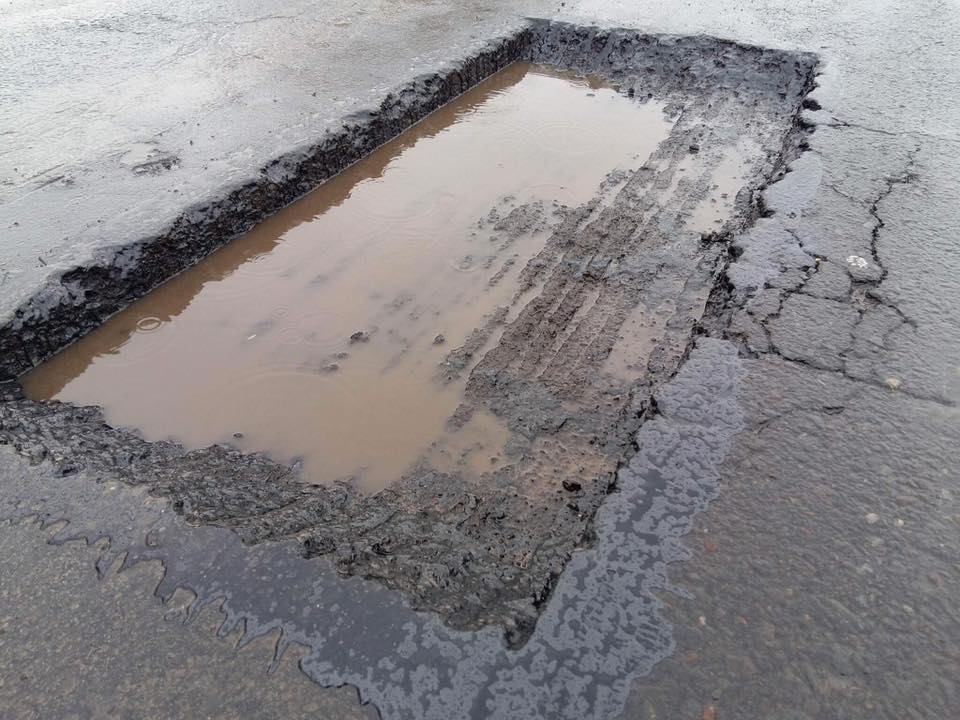 ФОТОФАКТ. На Ужгородщині "дорожники" під дощем роблять ямковий ремонт, після якого автівки свіжий асфальт "розвозять на колесах"  