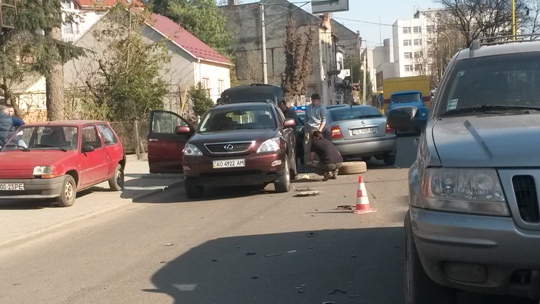 ФОТОФАКТ. В Ужгороді на перехресті Митної та Собранецької − потрійна ДТП