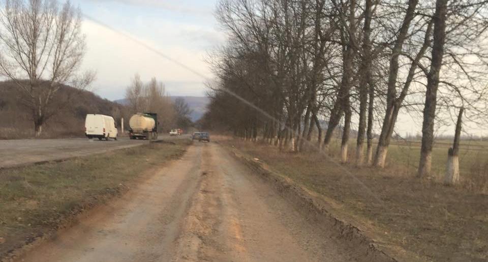 ФОТОФАКТ. Під Виноградовом водії, аби не їхати ямами, утворили паралельну основній "дорогу"