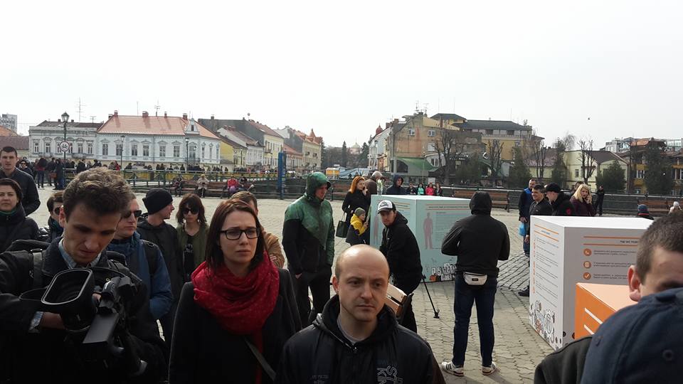 В Ужгороді праворадикали зірвали акцію за права жінок через підозру в пропагуванні ЛГБТ-цінностей (ФОТО, ВІДЕО)