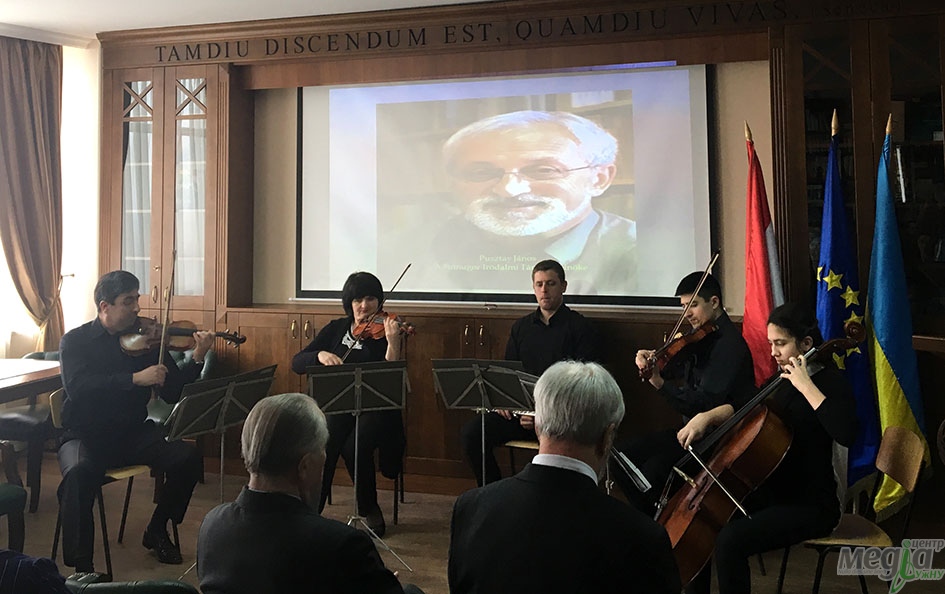В УжНУ презентували збірку поезій угорського науковця Яноша Пустаї 
