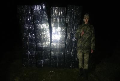 На Закарпатті прикордонники спільно з угорцями та румунами затримали велику партію контрабандних сигарет (ФОТО)