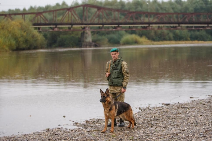 На Закарпатті, на березі Тиси на кордоні з Румунією, затримали "водолаза" в мокрому гідрокостюмі