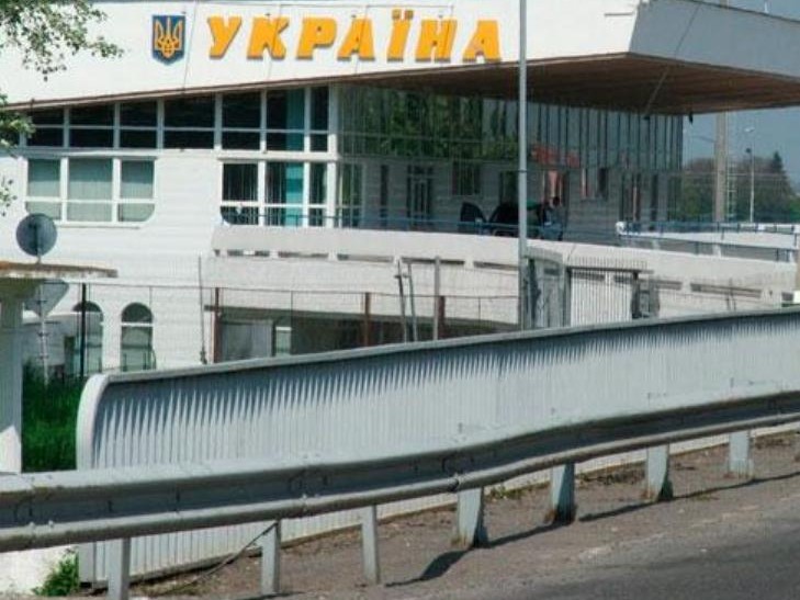 На Закарпатті митники і прикордонники незаконно пропустили в Угорщину 12,5 тис блоків сигарет і близько 1 т бурштину