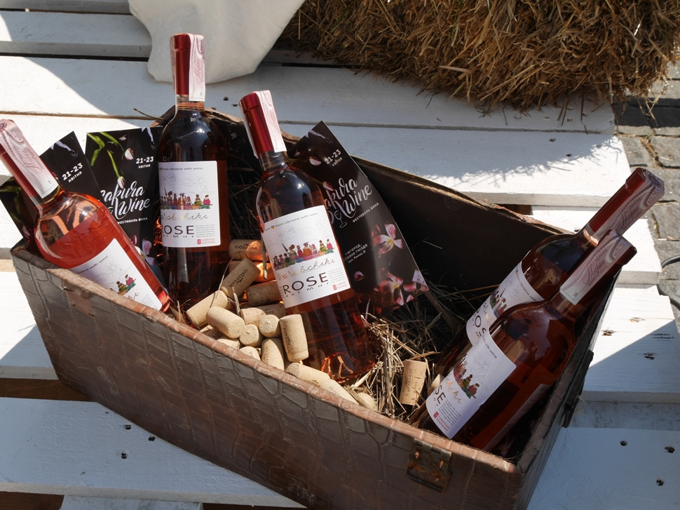 В Ужгороді фестиваль Sakura Wine частує рожевим вином (ФОТО)