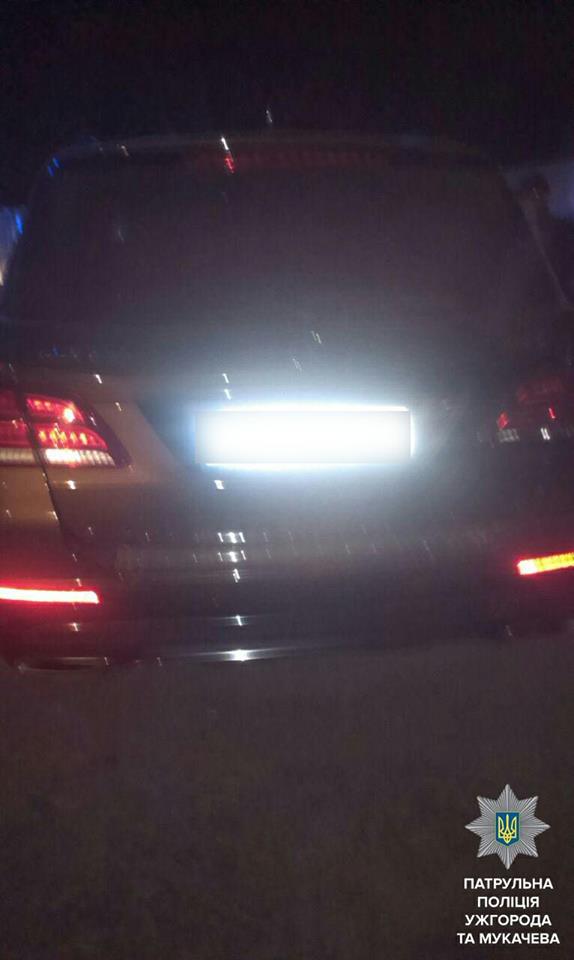 У Мукачеві патрульні склали 3 адмінматеріали на п'яного та агресивного водія "Мерседеса" (ФОТО)

