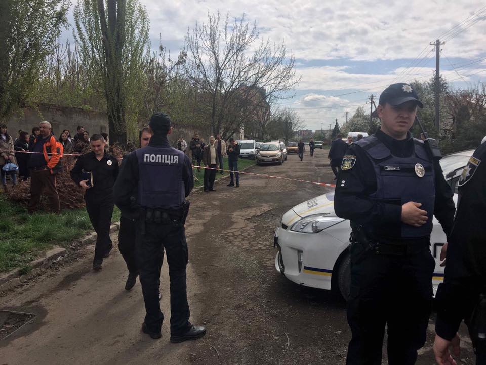 В Ужгороді "замінували" будівлю "Закарпатгазу" (ФОТО)