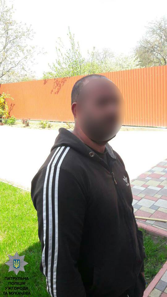 У Чопі затримали на гарячому чоловіка, що вломився в чужий будинок
(ФОТО)