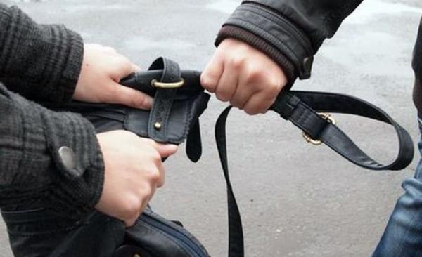 В Ужгороді троє циганів пограбували жінку біля супермаркета