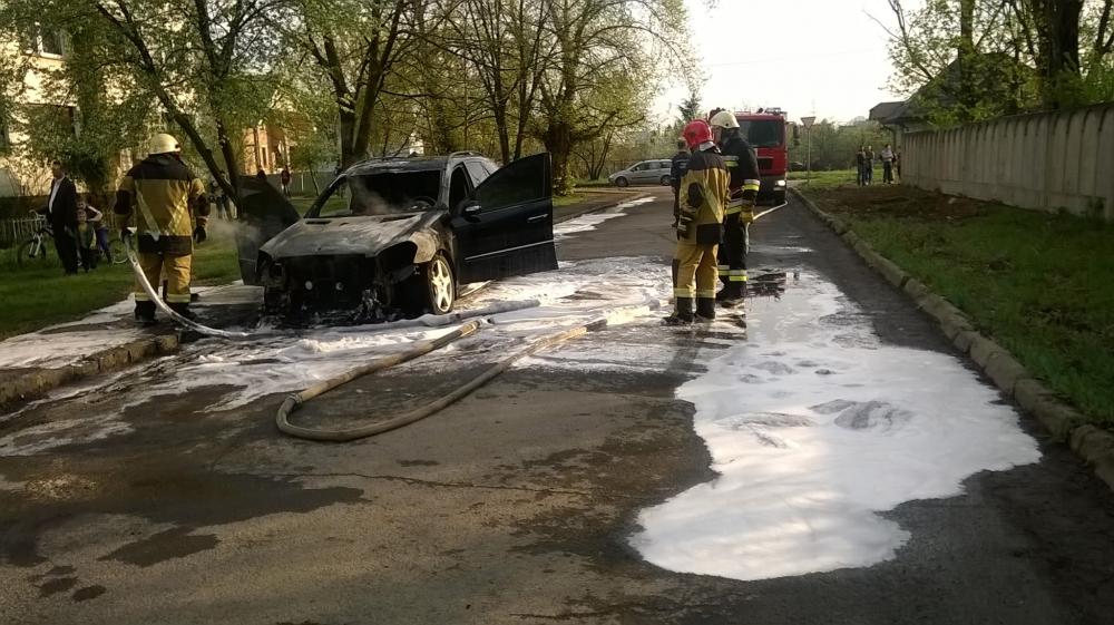 В Ужгороді біля будівлі кіберполіції горів "Мерседес" (ФОТО)