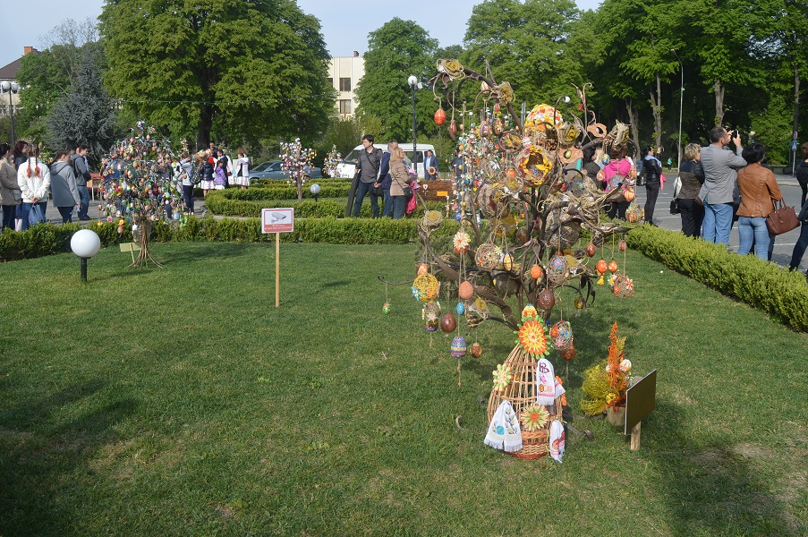 На Народній в Ужгороді "висадять" більше півсотні писанкових дерев