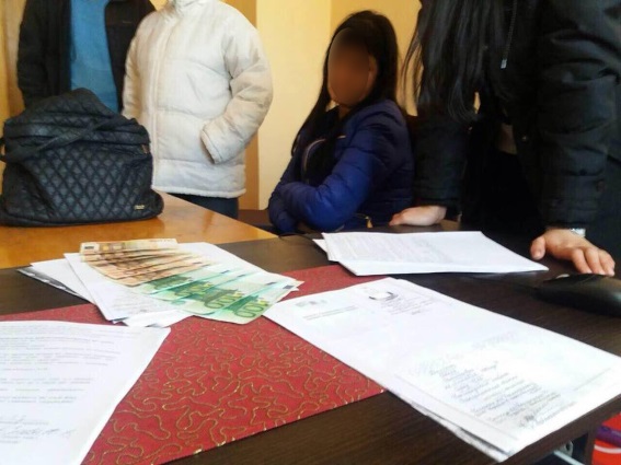 На Закарпатті за намагання відкупитися затримали двох чоловіків і жінку, викритих на хуліганстві та шахрайстві (ФОТО)