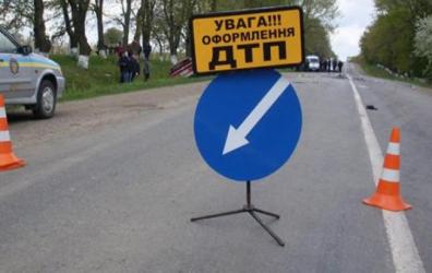 На трасі "Київ-Чоп" авто вилетіло у кювет, жінку та дитину забрала "швидка"