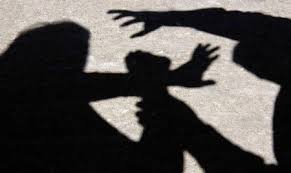Двійко грабіжників відібрали в жінки на автозаправці в Ужгороді гроші, телефон і зірвали сережку