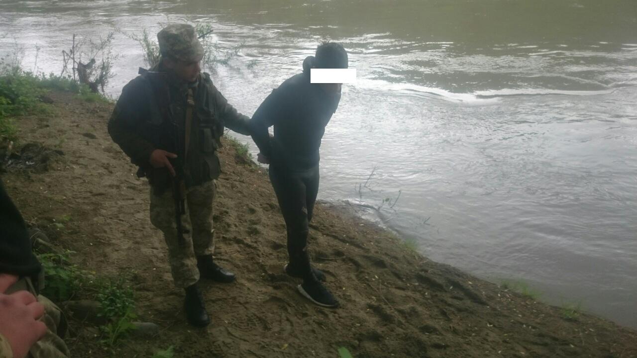 На Закарпатті два контрабандисти втекли, покинувши сигарети, а двох "водолазів" у гадрокостюмах затримали