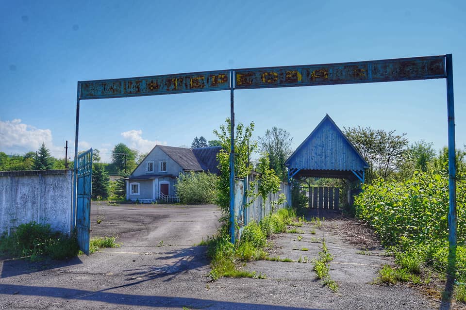 ФОТОФАКТ. На Закарпатті заростає бур'яном недіючий КПП на кордоні з Румунією