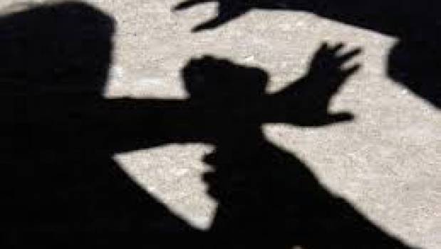 Двоє чоловіків відібрали у перехожого в Ужгороді золотий браслет і телефон