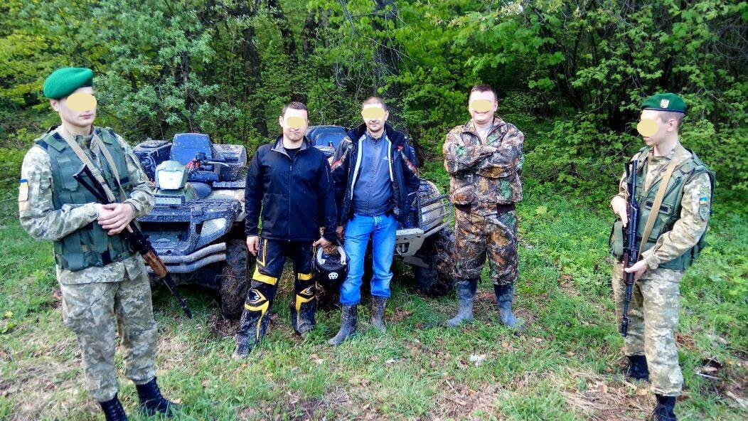 На Закарпатті біля кордону затримали квадроциклістів без документів (ФОТО)