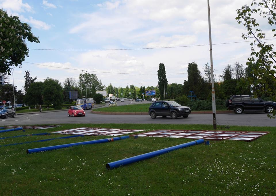 ФОТОФАКТ. На площі Б. Хмельницького в Ужгороді прибрали ще 5 рекламоносіїв 