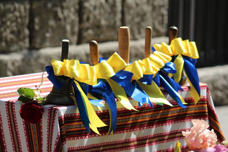 В Ужгороді на завершення навчального року відбулися шкільні лінійки. У місті цьогоріч – 1229 випускників (ФОТО)