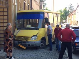В Ужгороді "маршрутка" врізалася у будинок (ФОТО, ВІДЕО)