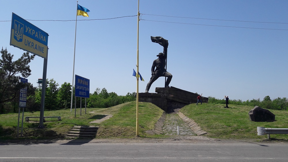 В Ужгороді впорядкували місця святкувань Дня пам’яті та примирення (ФОТО)